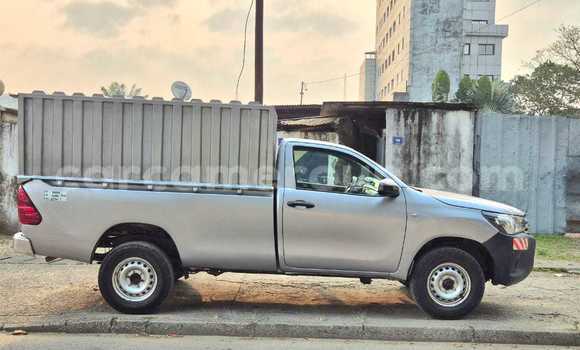 Sayi Na hannu Toyota Hilux Azurfa Mota in Douala a Ƙasar Kamaru