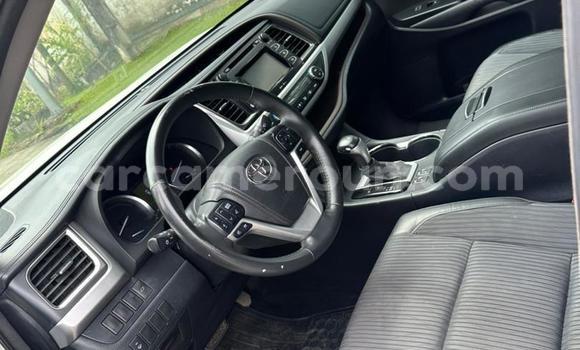Sayi Na hannu Toyota Highlander White Mota in Douala a Ƙasar Kamaru Sayi Na hannu Toyota Highlander White Mota in Douala a Ƙasar Kamaru
