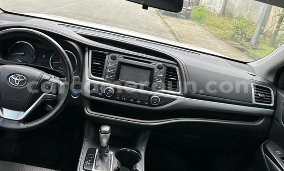 Sayi Na hannu Toyota Highlander White Mota in Douala a Ƙasar Kamaru Sayi Na hannu Toyota Highlander White Mota in Douala a Ƙasar Kamaru