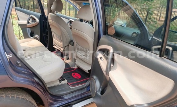 Sayi Na hannu Toyota RAV4 Blue Mota in Yaounde a Babban Kamaru Sayi Na hannu Toyota RAV4 Blue Mota in Yaounde a Babban Kamaru