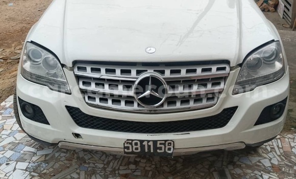 Sayi Na hannu Mercedes‒Benz ML–Class White Mota in Douala a Ƙasar Kamaru
