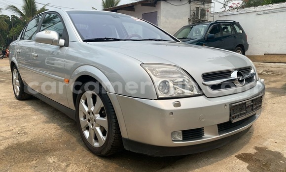 Sayi Imported Opel Vectra Azurfa Mota in Douala a Ƙasar Kamaru