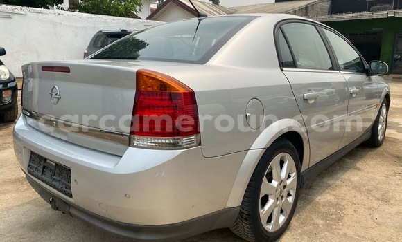Sayi Imported Opel Vectra Azurfa Mota in Douala a Ƙasar Kamaru Sayi Imported Opel Vectra Azurfa Mota in Douala a Ƙasar Kamaru