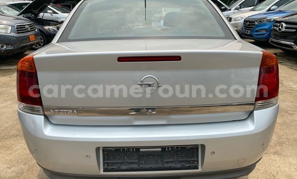 Sayi Imported Opel Vectra Azurfa Mota in Douala a Ƙasar Kamaru Sayi Imported Opel Vectra Azurfa Mota in Douala a Ƙasar Kamaru