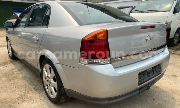 Sayi Imported Opel Vectra Azurfa Mota in Douala a Ƙasar Kamaru Sayi Imported Opel Vectra Azurfa Mota in Douala a Ƙasar Kamaru