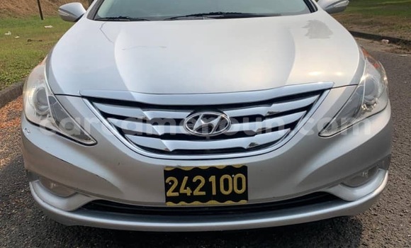 Sayi Sabo Hyundai Sonata Azurfa Mota in Douala a Ƙasar Kamaru