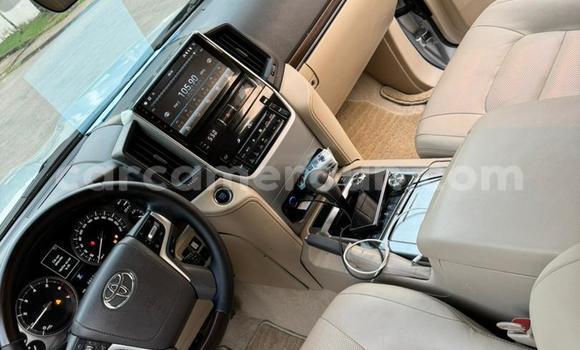 Sayi Imported Toyota Land Cruiser Azurfa Mota in Douala a Ƙasar Kamaru Sayi Imported Toyota Land Cruiser Azurfa Mota in Douala a Ƙasar Kamaru
