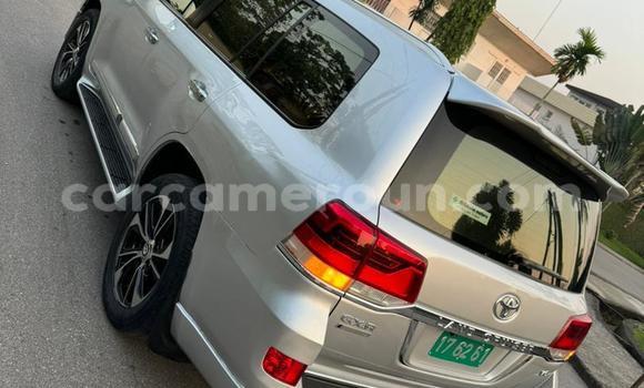 Sayi Imported Toyota Land Cruiser Azurfa Mota in Douala a Ƙasar Kamaru Sayi Imported Toyota Land Cruiser Azurfa Mota in Douala a Ƙasar Kamaru