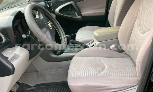 Sayi Na hannu Toyota RAV4 Black Mota in Douala a Ƙasar Kamaru Sayi Na hannu Toyota RAV4 Black Mota in Douala a Ƙasar Kamaru