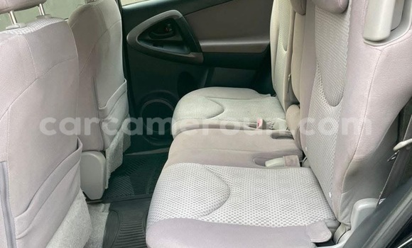 Sayi Na hannu Toyota RAV4 Black Mota in Douala a Ƙasar Kamaru Sayi Na hannu Toyota RAV4 Black Mota in Douala a Ƙasar Kamaru