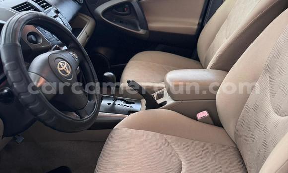 Sayi Na hannu Toyota RAV4 Black Mota in Douala a Ƙasar Kamaru Sayi Na hannu Toyota RAV4 Black Mota in Douala a Ƙasar Kamaru