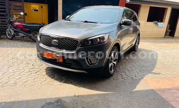 Sayi Na hannu Kia Sorento Azurfa Mota in Douala a Ƙasar Kamaru