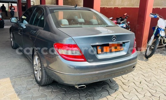 Sayi Na hannu Mercedes‒Benz C–Class Azurfa Mota in Douala a Ƙasar Kamaru Sayi Na hannu Mercedes‒Benz C–Class Azurfa Mota in Douala a Ƙasar Kamaru