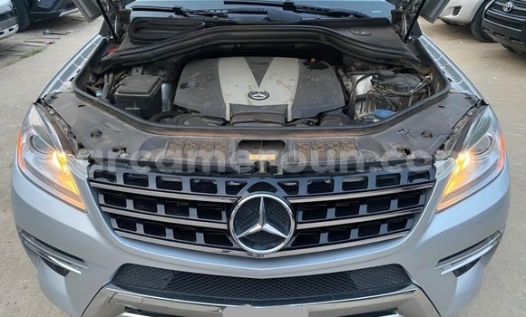 Sayi Na hannu Mercedes‒Benz M–Class Azurfa Mota in Douala a Ƙasar Kamaru Sayi Na hannu Mercedes‒Benz M–Class Azurfa Mota in Douala a Ƙasar Kamaru