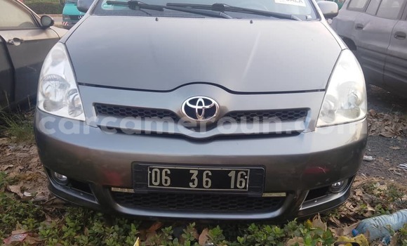 Sayi Na hannu Toyota Corolla Verso Brown Mota in Douala a Ƙasar Kamaru