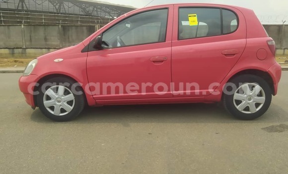 Sayi Na hannu Toyota Yaris Red Mota in Douala a Ƙasar Kamaru