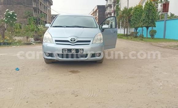 Buy Used Toyota Corolla Verso Blue Car in Douala in Littoral Cameroon