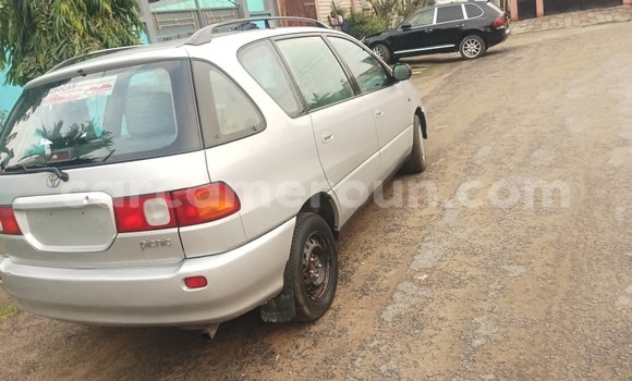 Sayi Na hannu Toyota Picnic Azurfa Mota in Douala a Ƙasar Kamaru Sayi Na hannu Toyota Picnic Azurfa Mota in Douala a Ƙasar Kamaru