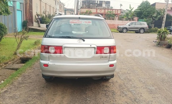 Sayi Na hannu Toyota Picnic Azurfa Mota in Douala a Ƙasar Kamaru Sayi Na hannu Toyota Picnic Azurfa Mota in Douala a Ƙasar Kamaru