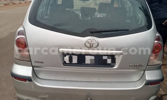 Sayi Na hannu Toyota Corolla Verso Azurfa Mota in Douala a Ƙasar Kamaru