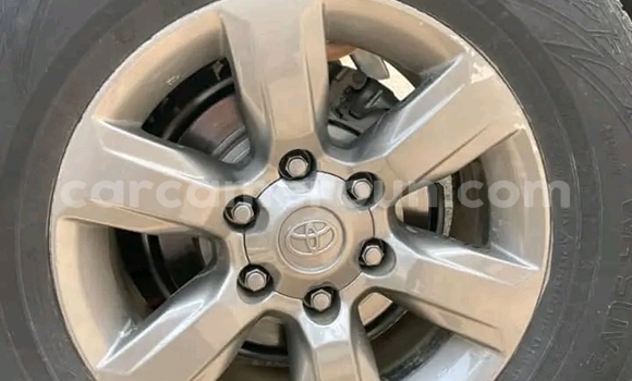 Sayi Imported Toyota Land Cruiser Prado White Mota in Douala a Ƙasar Kamaru Sayi Imported Toyota Land Cruiser Prado White Mota in Douala a Ƙasar Kamaru