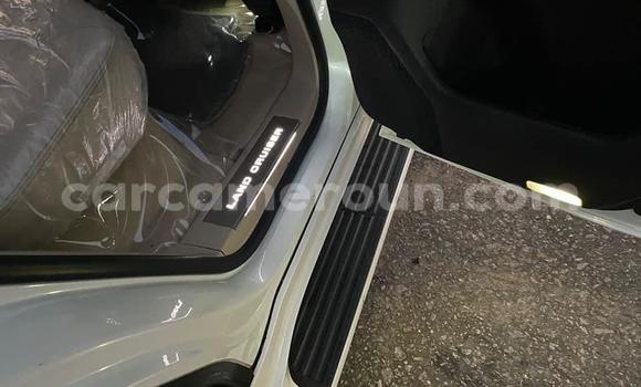 Sayi Imported Toyota Land Cruiser White Mota in Douala a Ƙasar Kamaru Sayi Imported Toyota Land Cruiser White Mota in Douala a Ƙasar Kamaru
