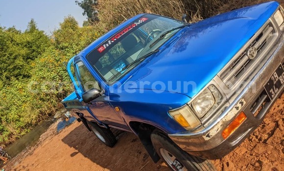 Sayi Na hannu Toyota Pickup Blue Mota in Douala a Ƙasar Kamaru