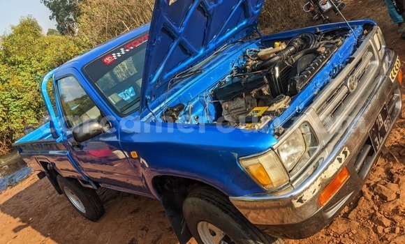 Sayi Na hannu Toyota Pickup Blue Mota in Douala a Ƙasar Kamaru Sayi Na hannu Toyota Pickup Blue Mota in Douala a Ƙasar Kamaru