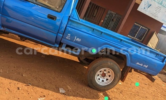 Sayi Na hannu Toyota Pickup Blue Mota in Douala a Ƙasar Kamaru Sayi Na hannu Toyota Pickup Blue Mota in Douala a Ƙasar Kamaru