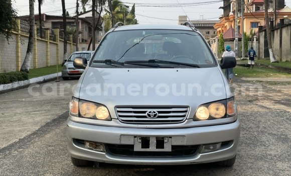 Sayi Na hannu Toyota Picnic Azurfa Mota in Douala a Ƙasar Kamaru