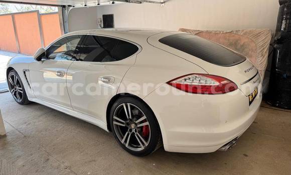 Sayi Na hannu Porsche Panamera White Mota in Yaounde a Babban Kamaru Sayi Na hannu Porsche Panamera White Mota in Yaounde a Babban Kamaru