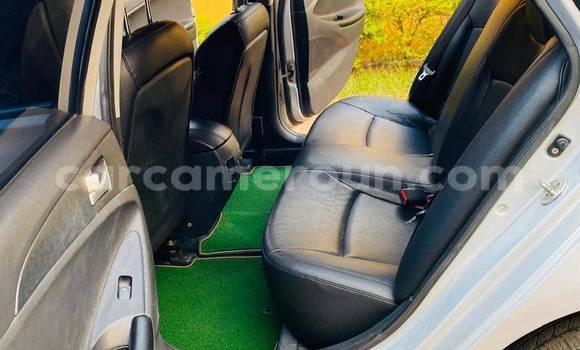 Sayi Na hannu Hyundai Sonata White Mota in Yaounde a Babban Kamaru Sayi Na hannu Hyundai Sonata White Mota in Yaounde a Babban Kamaru
