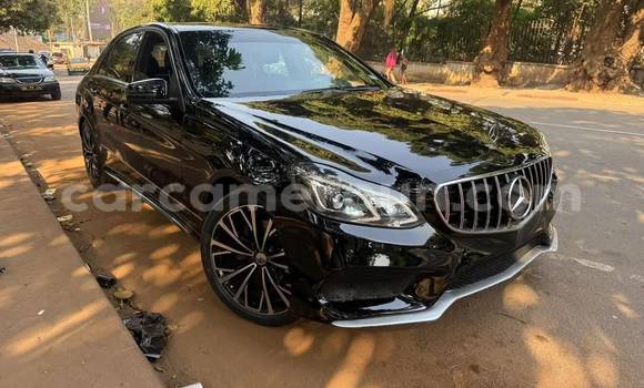 Sayi Na hannu Mercedes‒Benz E–Class Black Mota in Yaounde a Babban Kamaru Sayi Na hannu Mercedes‒Benz E–Class Black Mota in Yaounde a Babban Kamaru