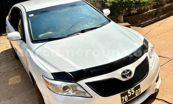 Sayi Na hannu Toyota Camry White Mota in Yaounde a Babban Kamaru