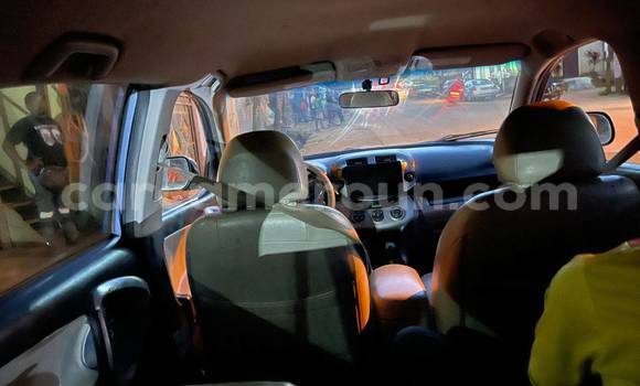 Sayi Na hannu Toyota RAV4 Blue Mota in Yaounde a Babban Kamaru Sayi Na hannu Toyota RAV4 Blue Mota in Yaounde a Babban Kamaru