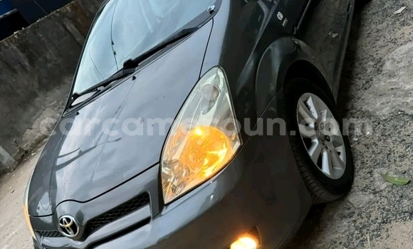 Sayi Imported Toyota Corolla Verso Azurfa Mota in Douala a Ƙasar Kamaru