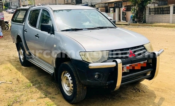 Sayi Na hannu Mitsubishi L200 Azurfa Mota in Douala a Ƙasar Kamaru
