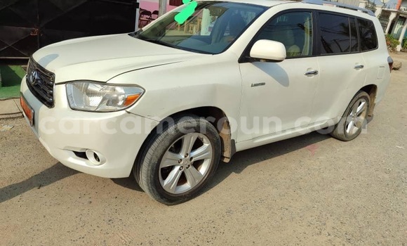 Sayi Na hannu Toyota Highlander White Mota in Douala a Ƙasar Kamaru