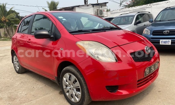Sayi Na hannu Toyota Yaris Red Mota in Douala a Ƙasar Kamaru