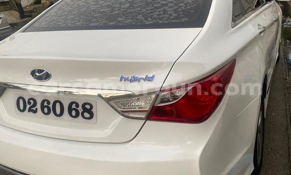 Sayi Na hannu Hyundai Sonata White Mota in Douala a Ƙasar Kamaru Sayi Na hannu Hyundai Sonata White Mota in Douala a Ƙasar Kamaru