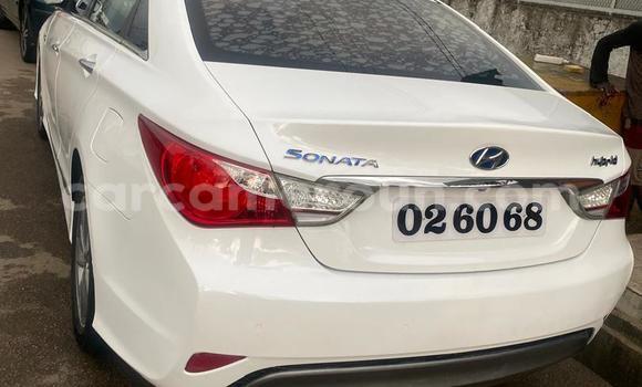 Sayi Na hannu Hyundai Sonata White Mota in Douala a Ƙasar Kamaru Sayi Na hannu Hyundai Sonata White Mota in Douala a Ƙasar Kamaru