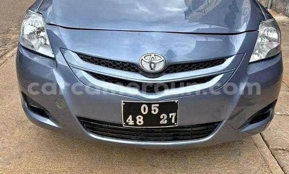 Sayi Na hannu Toyota Yaris Blue Mota in Douala a Ƙasar Kamaru