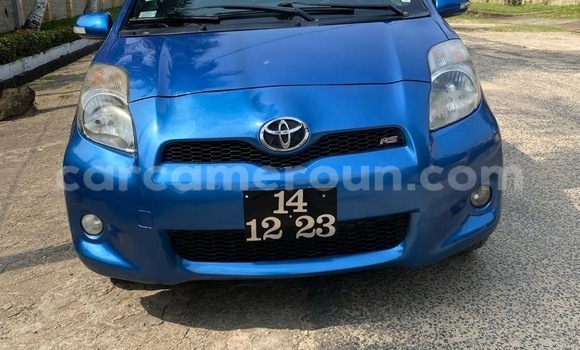 Sayi Na hannu Toyota Vitz Blue Mota in Douala a Ƙasar Kamaru