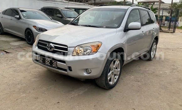 Sayi Imported Toyota RAV4 Azurfa Mota in Douala a Ƙasar Kamaru Sayi Imported Toyota RAV4 Azurfa Mota in Douala a Ƙasar Kamaru