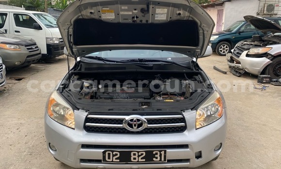 Sayi Imported Toyota RAV4 Azurfa Mota in Douala a Ƙasar Kamaru Sayi Imported Toyota RAV4 Azurfa Mota in Douala a Ƙasar Kamaru