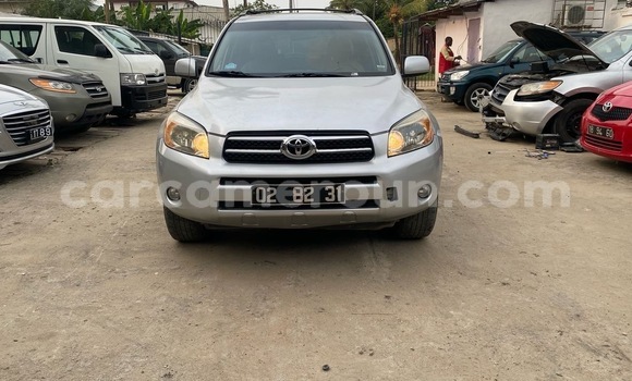 Sayi Imported Toyota RAV4 Azurfa Mota in Douala a Ƙasar Kamaru Sayi Imported Toyota RAV4 Azurfa Mota in Douala a Ƙasar Kamaru