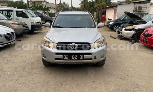Sayi Imported Toyota RAV4 Azurfa Mota in Douala a Ƙasar Kamaru Sayi Imported Toyota RAV4 Azurfa Mota in Douala a Ƙasar Kamaru