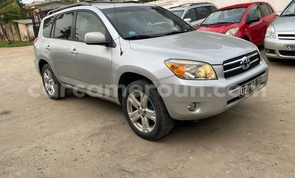Sayi Imported Toyota RAV4 Azurfa Mota in Douala a Ƙasar Kamaru Sayi Imported Toyota RAV4 Azurfa Mota in Douala a Ƙasar Kamaru