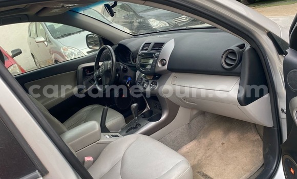 Sayi Imported Toyota RAV4 Azurfa Mota in Douala a Ƙasar Kamaru Sayi Imported Toyota RAV4 Azurfa Mota in Douala a Ƙasar Kamaru