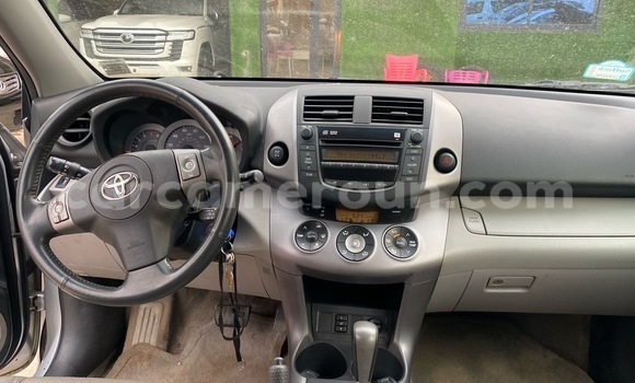 Sayi Imported Toyota RAV4 Azurfa Mota in Douala a Ƙasar Kamaru Sayi Imported Toyota RAV4 Azurfa Mota in Douala a Ƙasar Kamaru